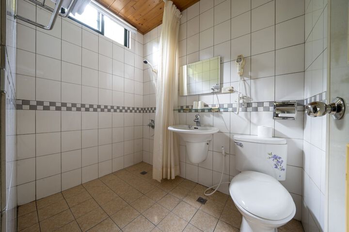 Room 40 of 145