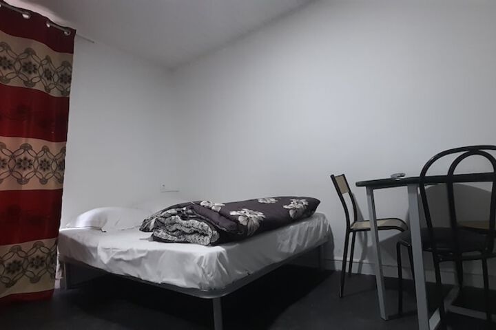 Room 9 of 18