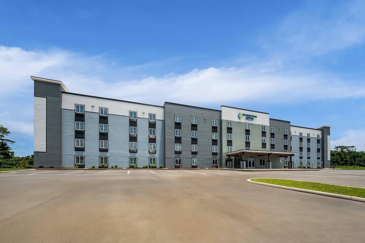 Exterior of Woodspring Suites Baton Rouge Airport