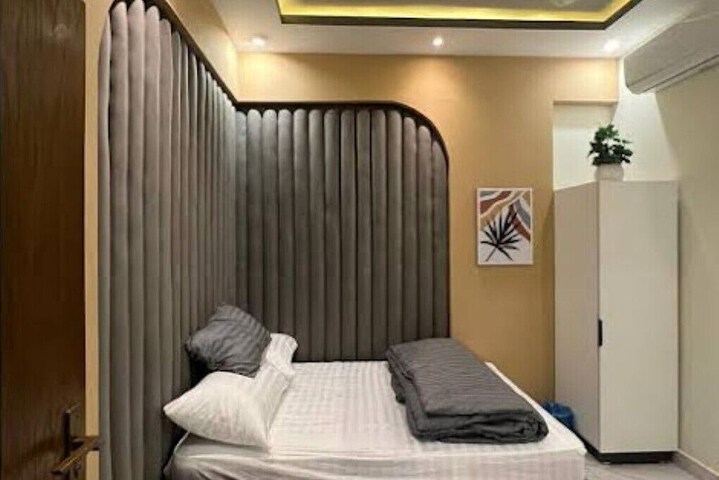 Room 8 of 12