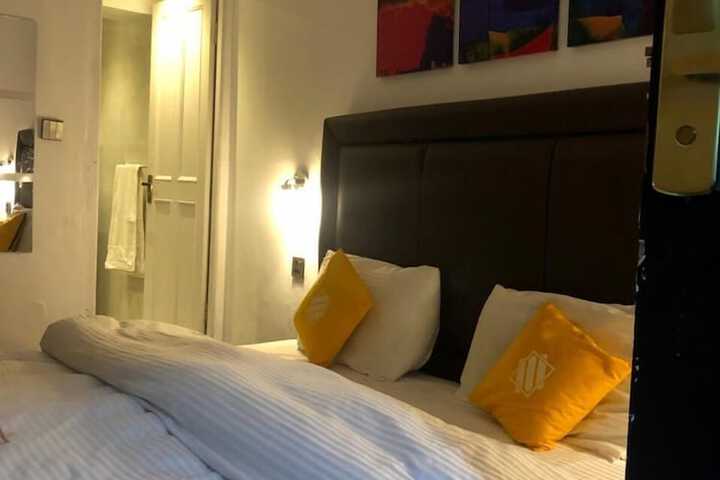 Room 9 of 25
