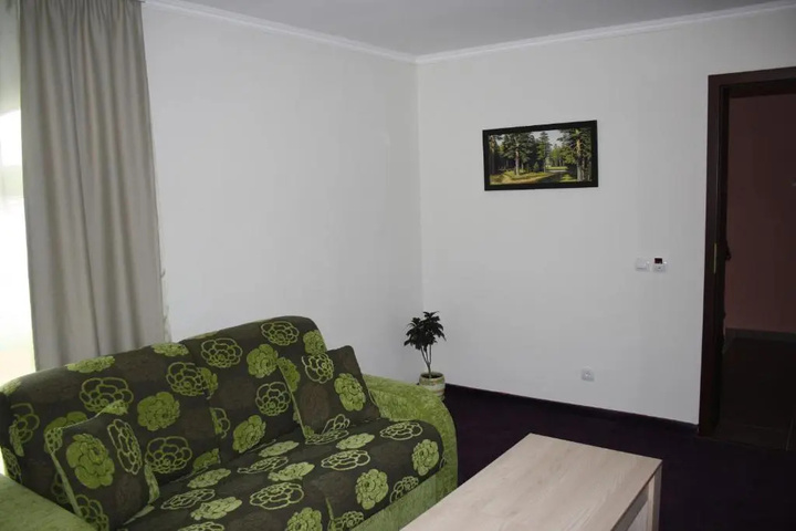 Room 6 of 14