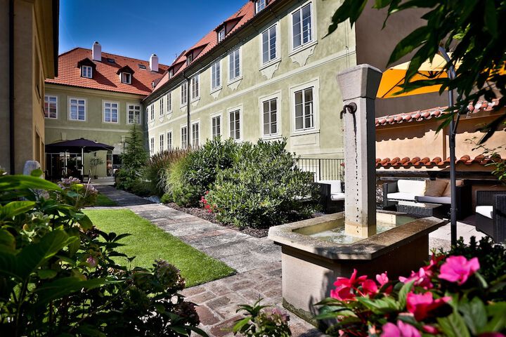Hotel Exterior 115 of 136