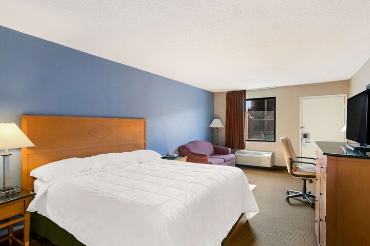 1 King Bed (7 of 8)
