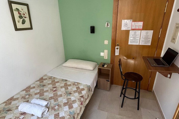 Room 6 of 28