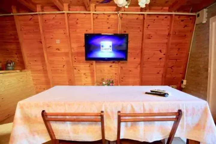 Dining 8 of 9