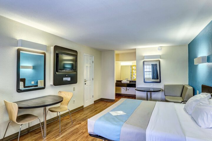 1 King Bed (7 of 16)
