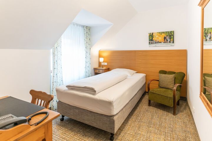 Room 6 of 33