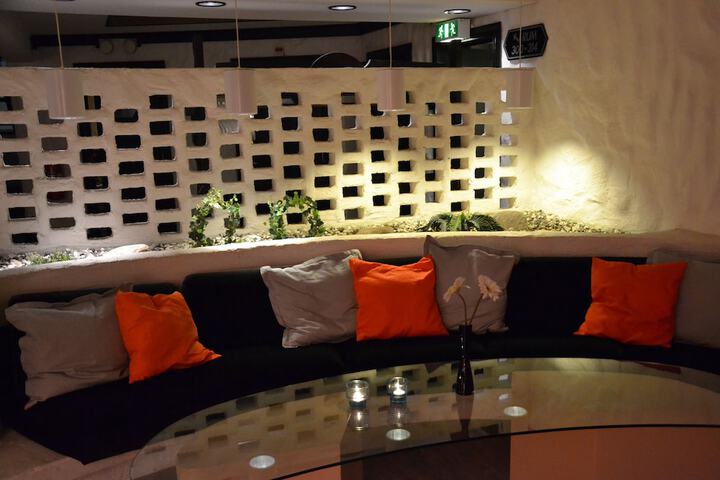Lobby lounge
