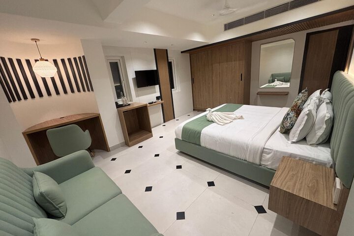 Room 12 of 28