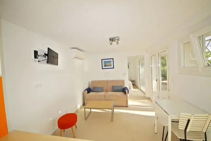 Room 7 of 11