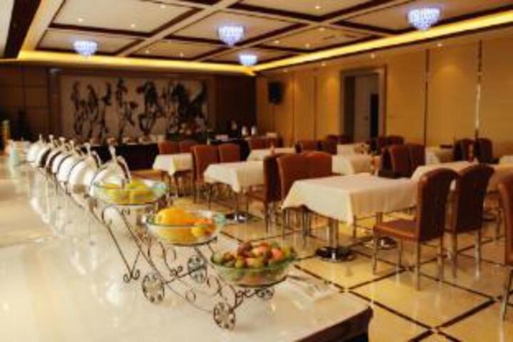 Dining 8 of 23