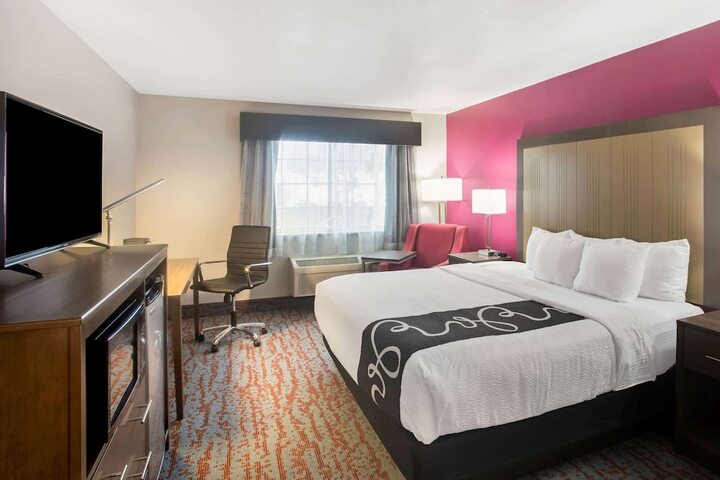 1 King Bed (4 of 9)