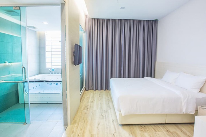 Room 12 of 26