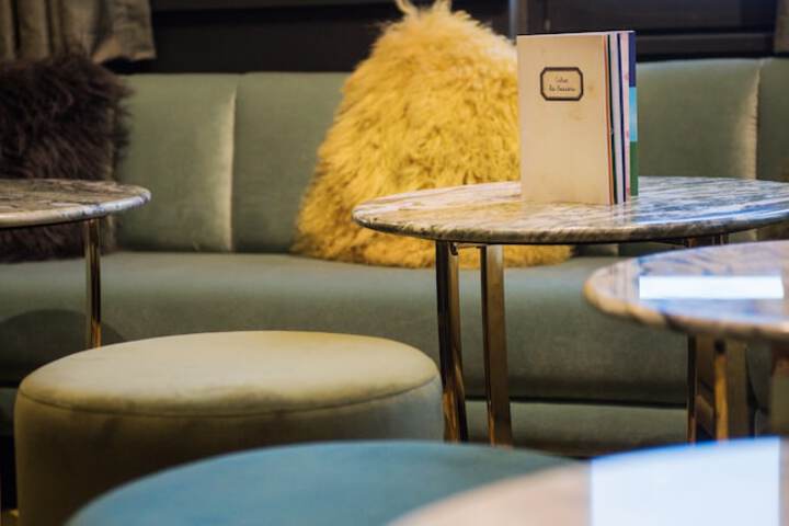 Lobby lounge
