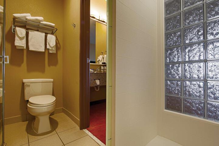 Suite 1 King Bed 42 Inch LCD Television Microwave and Refrigerator Sofa Bed High Speed Internet Accessible Full Breakfast (8 of 11)
