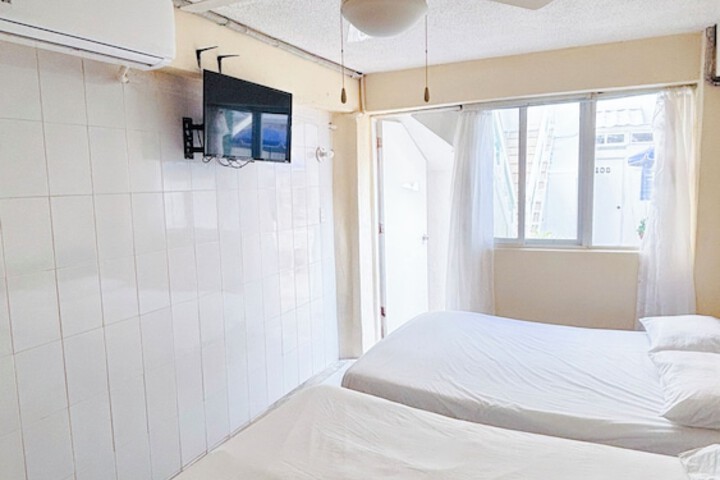 Room 12 of 25