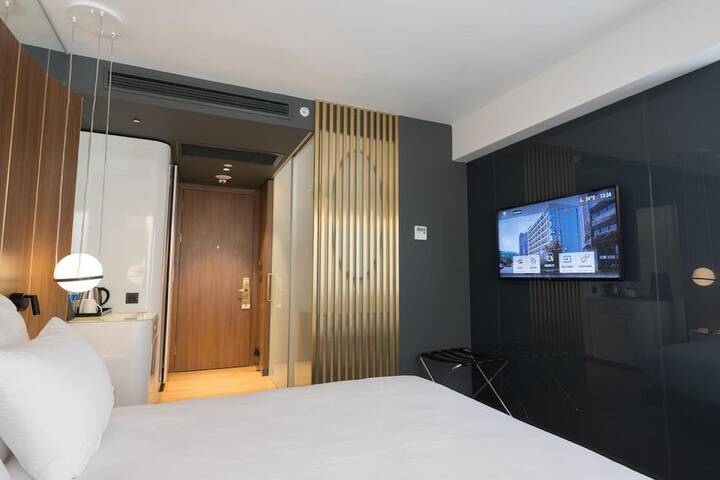 Room 18 of 104