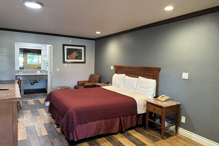 1 King Bed (6 of 12)