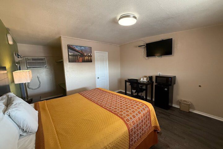Room 6 of 13