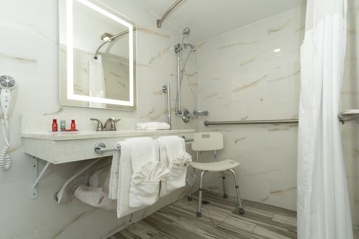 2 Queen Beds Microwave and Refrigerator Flat Screen Television High Speed Internet Accessible Coffee Maker Full Breakfast (12 of 12)