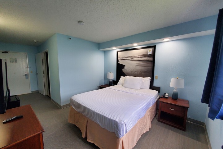 1 Queen Bed (4 of 11)