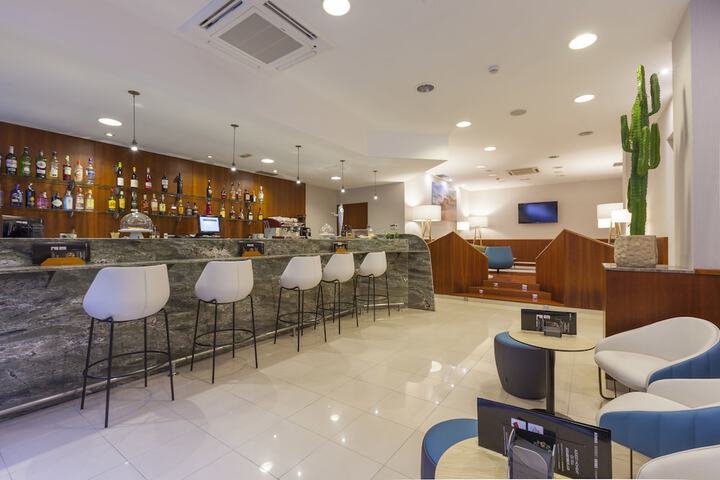 Lounge 77 of 98