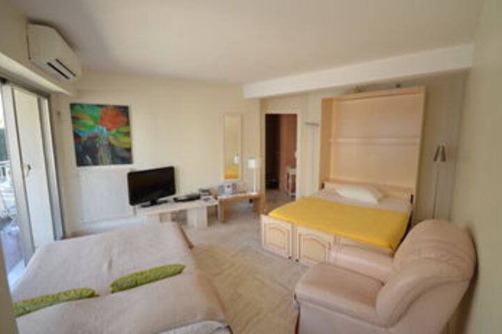 Room 10 of 25