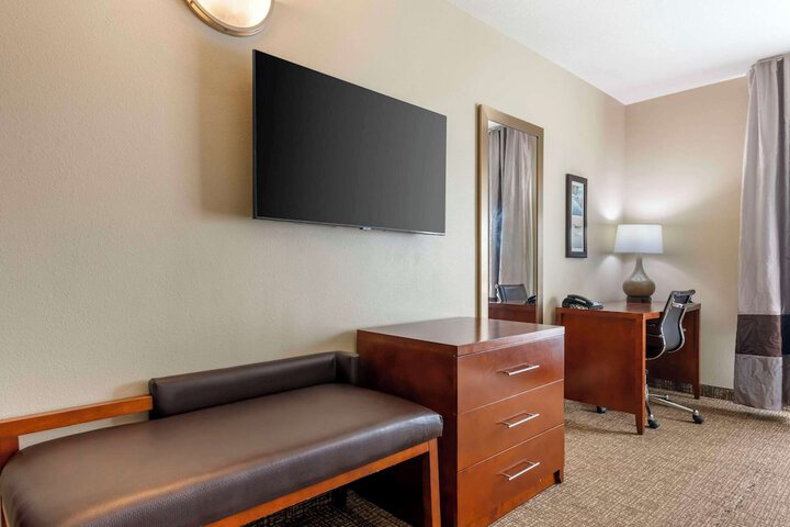 1 King Bed (4 of 35)