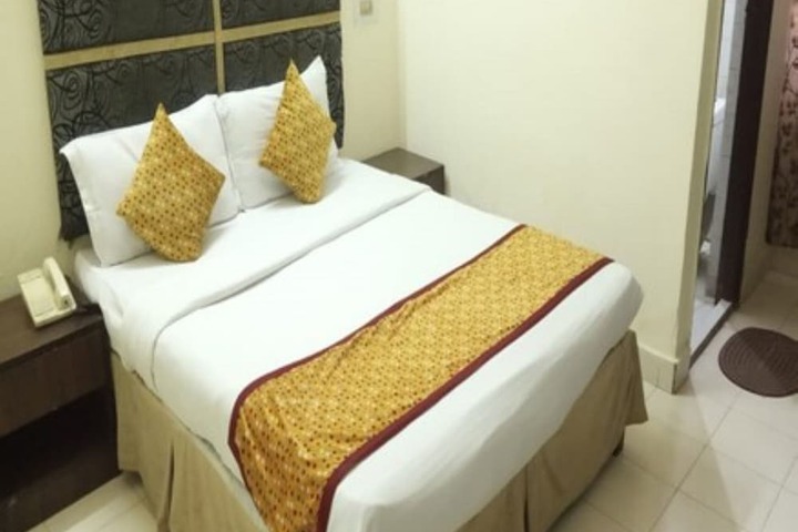Room 4 of 12