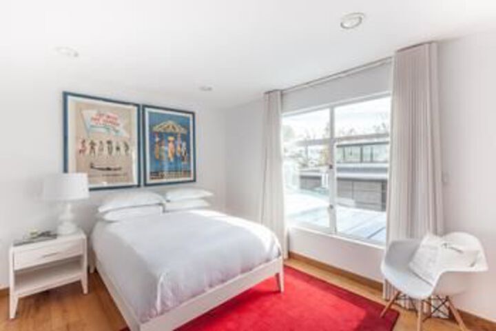 Room 34 of 222