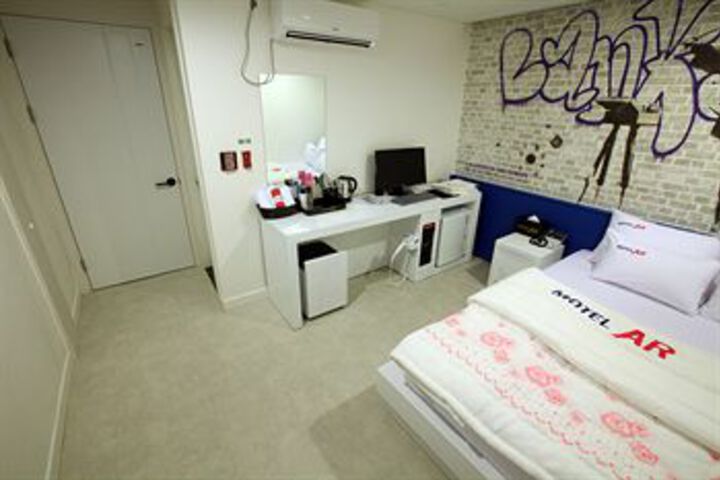 Room 8 of 30
