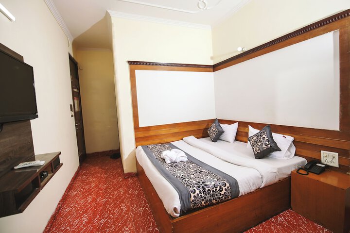 Room 8 of 12