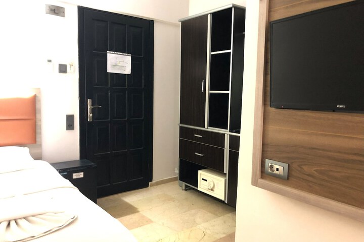 Room 10 of 29