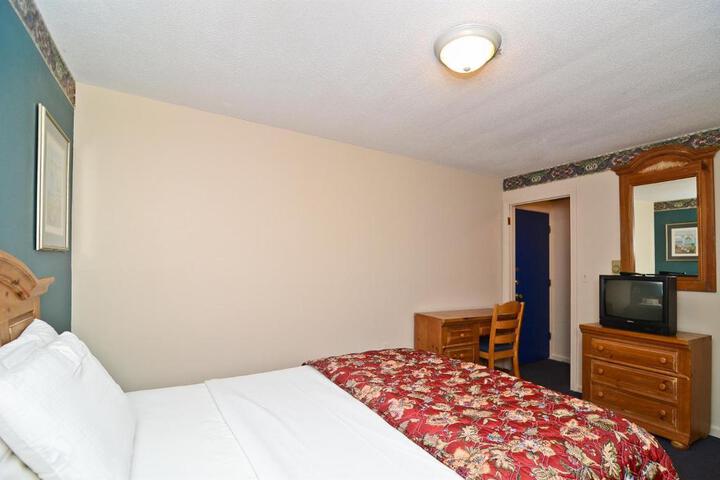 1 Queen Bed (1 of 13)