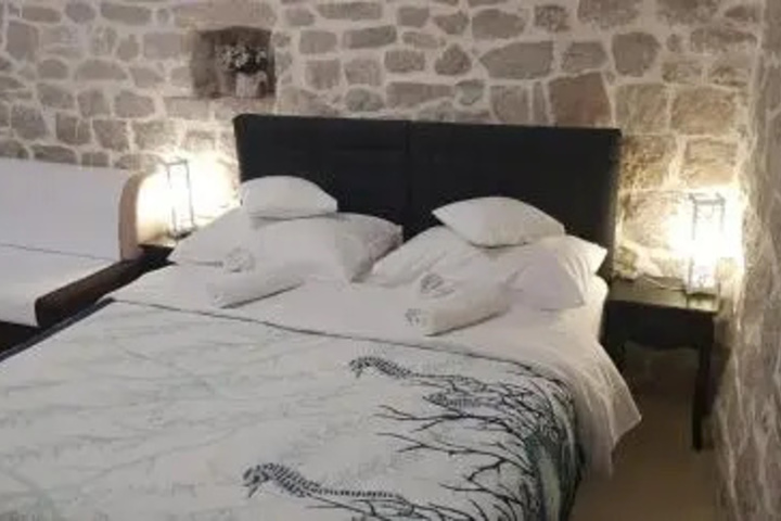 Room 6 of 19