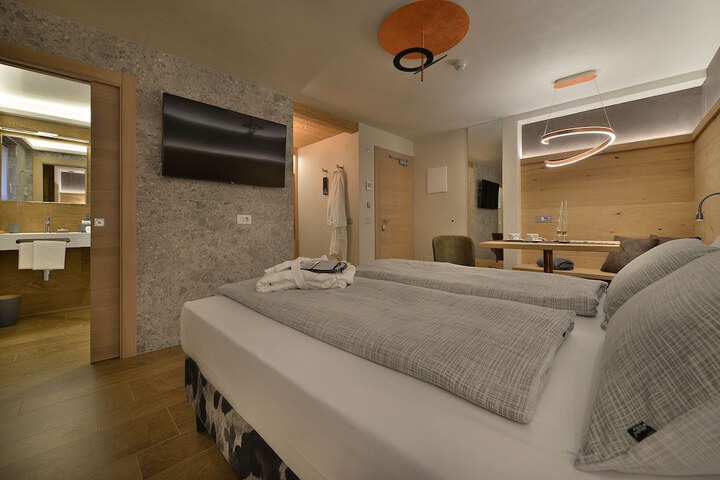 Room 39 of 211