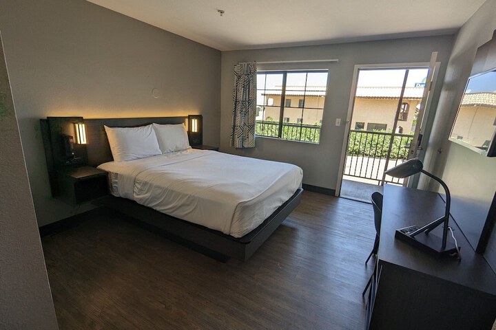Room 25 of 99
