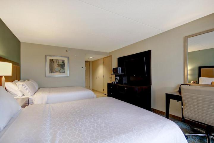 2 Queen Beds (16 of 21)