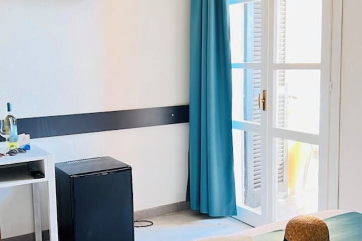 Room 25 of 102