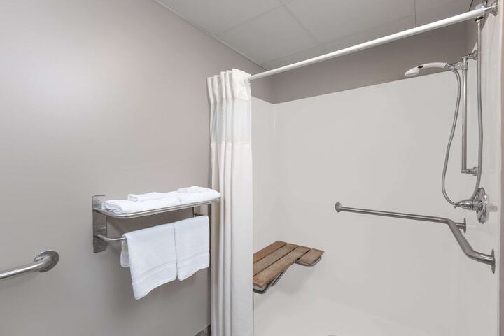 1 Queen Bed Accessible Room (9 of 10)