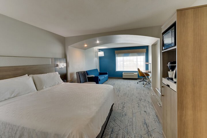 1 King Bed (3 of 18)