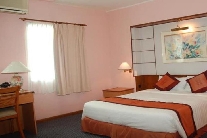 Room 13 of 32