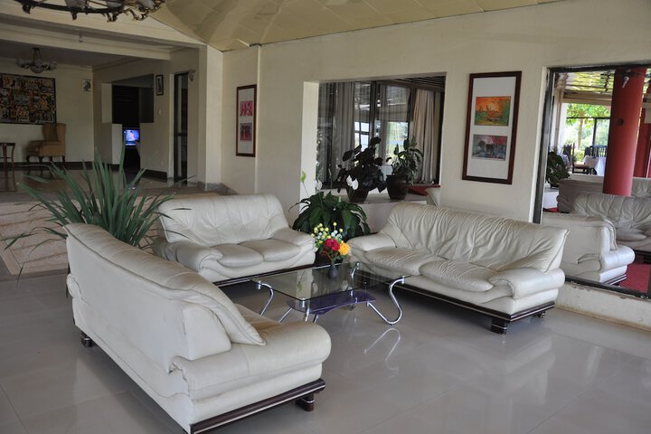 Lounge 17 of 23