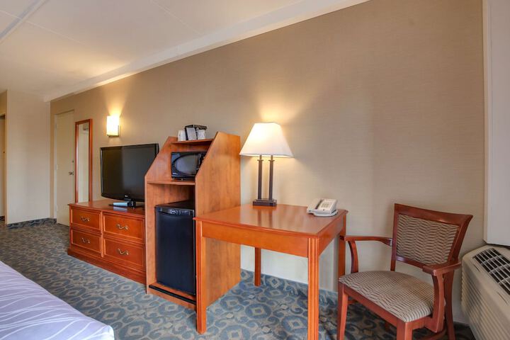 2 Double Beds High Speed Internet Accessible Sitting Area Patio Full Breakfast (6 of 11)