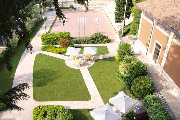 Hotel Exterior 57 of 74