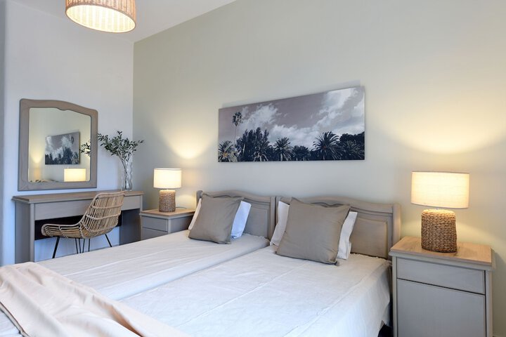 Room 32 of 177