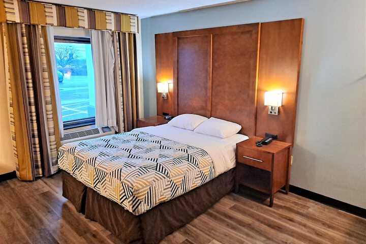 1 Queen Bed | Mob Accessible Roll in Shower Micfridg (1 of 12)