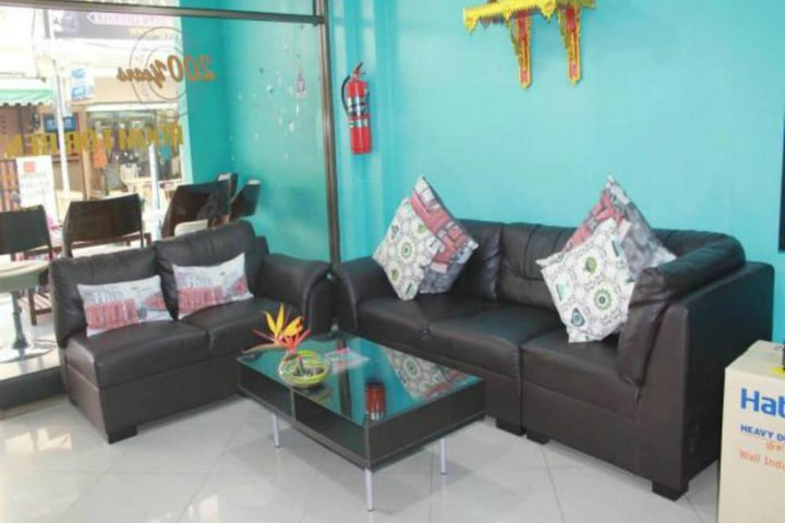 Lounge 12 of 17