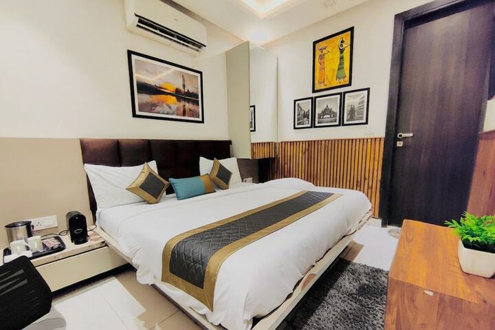 Hotel Shri Sai Deluxe - 1 Min from Adarsh Nagar Metro | Couple Business, and Family Friendly